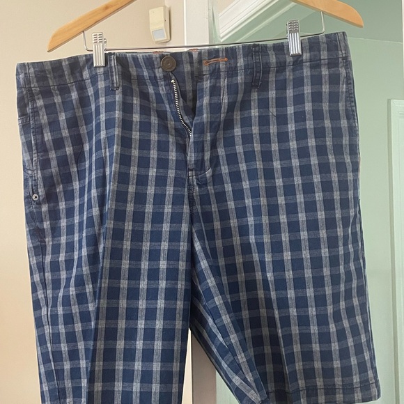 Tommy Bahama Men’s Shorts. Waist size is 35”. Blue patterned design. - Picture 5 of 9